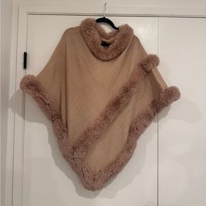 NWT Le Moda Light Pink Faux Fur Trim Poncho / Cape – One Size